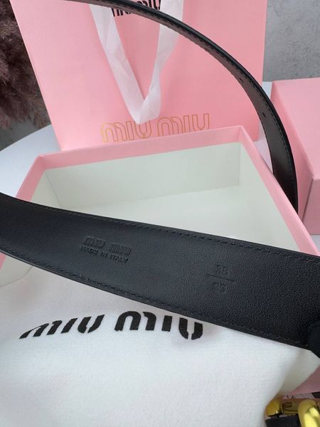 Модель в стилі Miu Miu Black R0018 фото