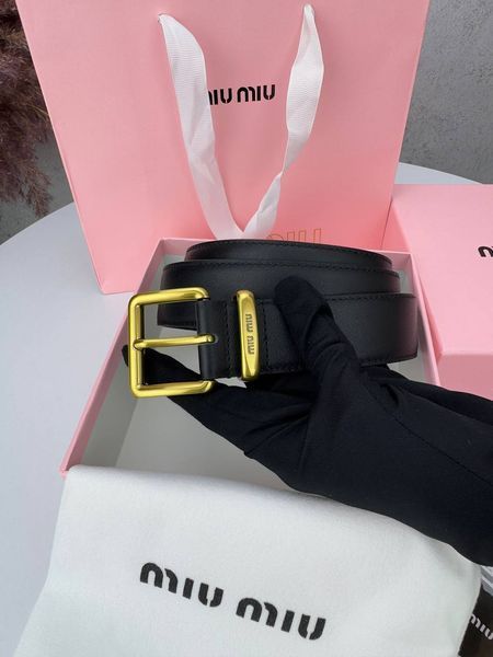 Модель в стилі Miu Miu Black R0018 фото