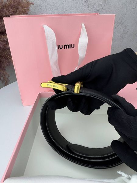 Модель в стилі Miu Miu Black R0018 фото