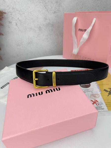 Модель в стилі Miu Miu Black R0018 фото