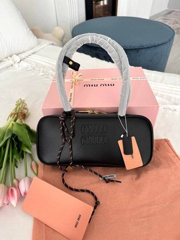 Модель в стилі Miu Miu Black 28см P17051 фото
