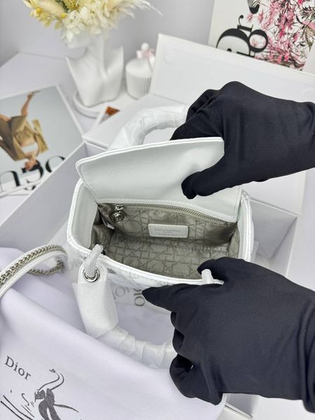 Модель в стилі Dior Lady White Silver 17см P6052 фото