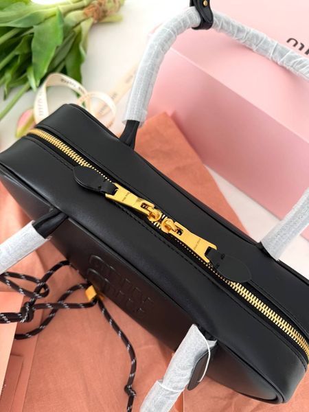 Модель в стилі Miu Miu Black 28см P17051 фото