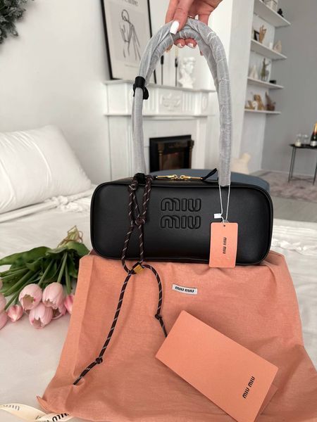 Модель в стилі Miu Miu Black 28см P17051 фото