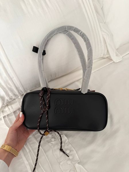 Модель в стилі Miu Miu Black 28см P17051 фото