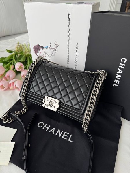 Модель в стилі Chanel Boy Black Silver 25см 	P10160 фото