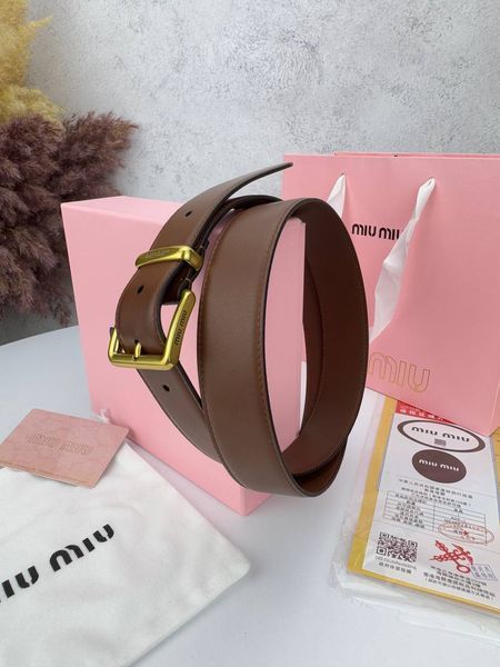 Модель в стилі Miu Miu Brown R0016 фото