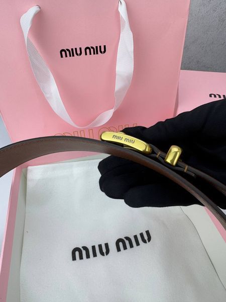 Модель в стилі Miu Miu Brown R0016 фото