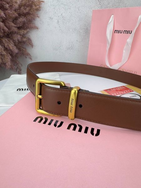 Модель в стилі Miu Miu Brown R0016 фото