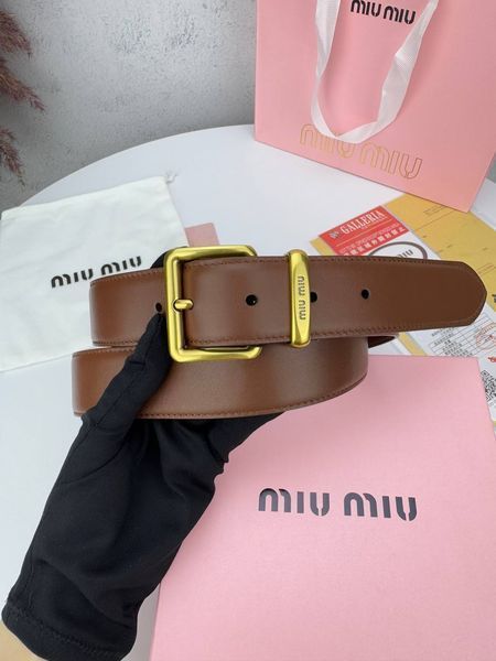 Модель в стилі Miu Miu Brown R0016 фото