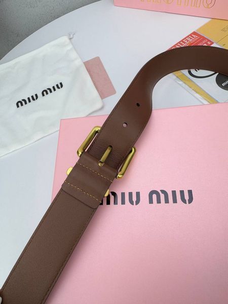 Модель в стилі Miu Miu Brown R0016 фото