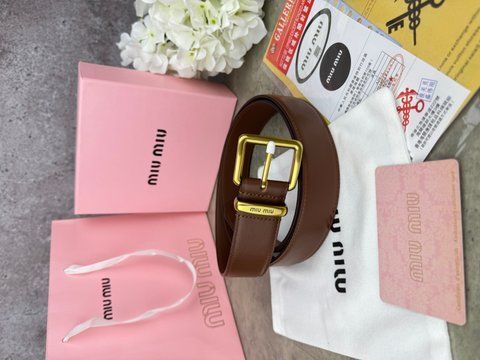 Модель в стилі Miu Miu Brown R0016 фото
